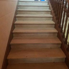 rénovation en cours d'escalier en bois