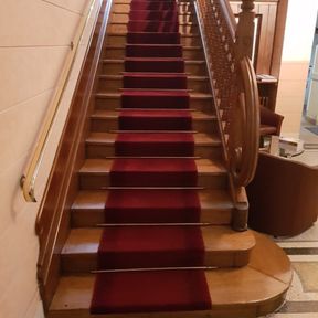 escaliers avec tapis rouge